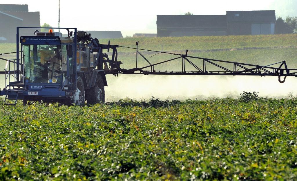 Un agriculteur pulvérise son champ de betteraves avec des produits phytosanitaires à Godewaersvelde, dans le nord de la France.