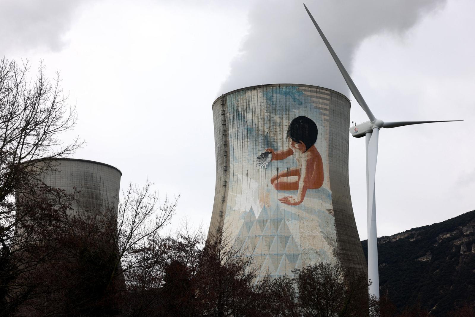 Mix énergétique : une éolienne devant la centrale nucléaire de Cruas-Meysse