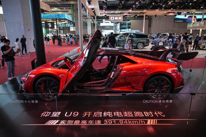 Une voiture Yangwang U9 est exposée lors du 21e Salon international de l'industrie automobile de Shanghai au Centre national des expositions et des congrès de Shanghai, le 24 avril 2025.