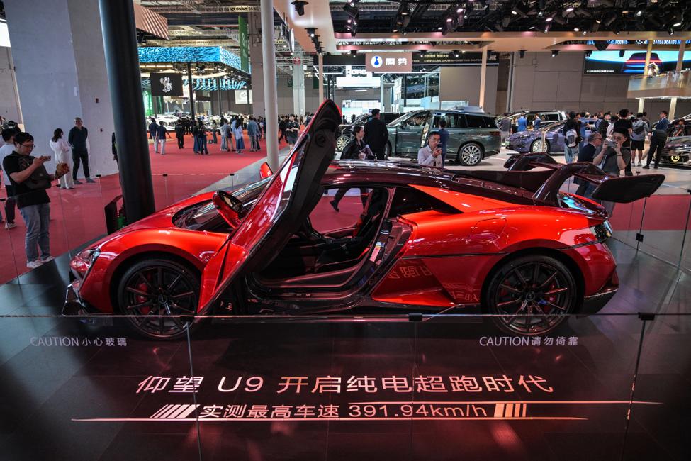 Une voiture Yangwang U9 est exposée lors du 21e Salon international de l'industrie automobile de Shanghai au Centre national des expositions et des congrès de Shanghai, le 24 avril 2025.