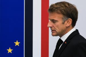 Le président français Emmanuel Macron réagit avant une réunion de crise interministérielle qu'il préside au palais de l'Élysée, à Paris, le 18 octobre 2026, au lendemain des émeutes et des pillages survenus en marge des manifestations nationales contre le coût élevé de la vie.
