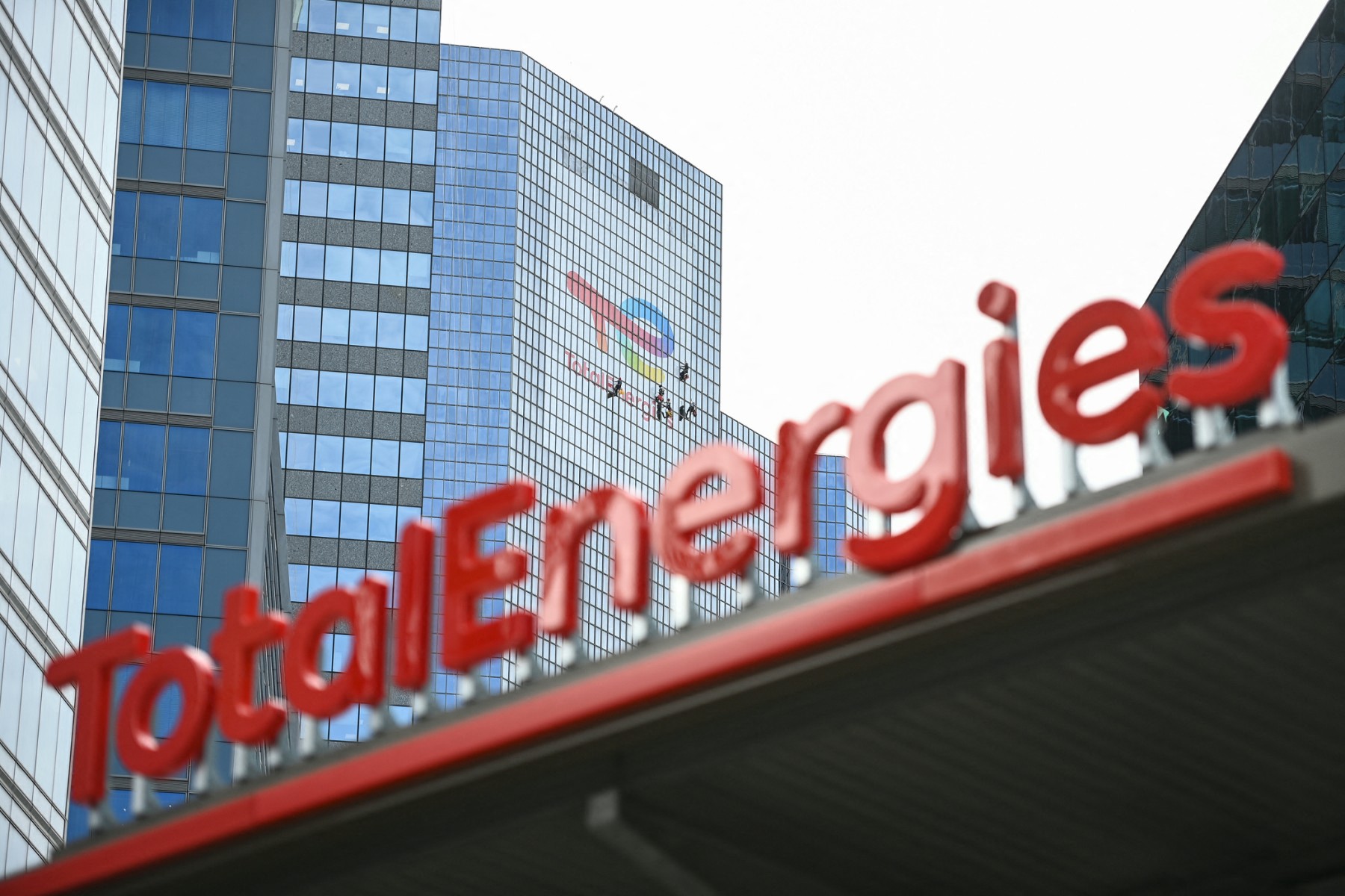 Surtaxes exceptionnelles sur Total et autres géants de l'énergie : le projet de l'UE qui plombera plus encore l'avenir des Européens