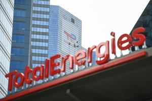 Cette photographie, prise le 28 mai 2021, montre le nouveau logo de TotalEnergies lors de la cérémonie de dévoilement, à une station de recharge de La Défense, en périphérie de Paris.