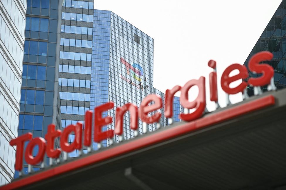 Cette photographie, prise le 28 mai 2021, montre le nouveau logo de TotalEnergies lors de la cérémonie de dévoilement, à une station de recharge de La Défense, en périphérie de Paris.