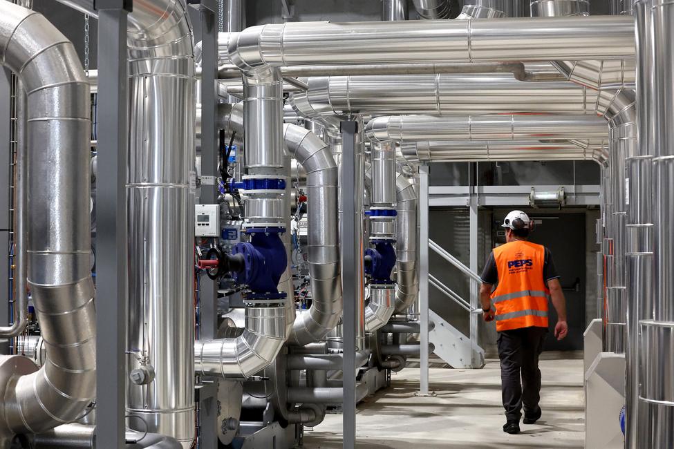 Un membre du personnel passe devant les équipements dans l’espace dédié aux pompes à chaleur du projet EVOS du réseau de chauffage urbain Strasbourg-Ouest, à Strasbourg, dans l’est de la France, le 17 juillet 2025. (Image d'illustration)