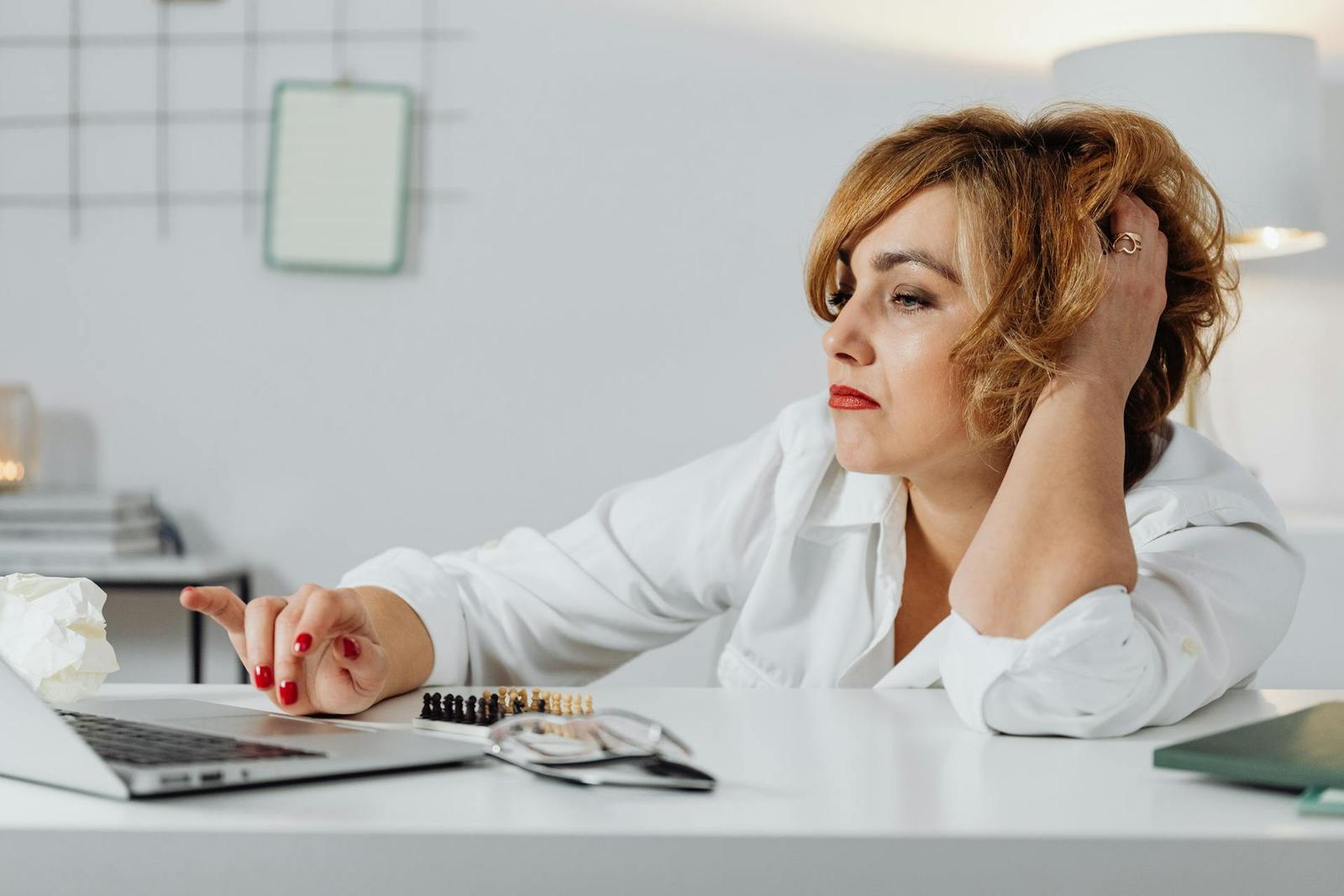 Les hormones ne disparaissent pas à la quarantaine ; elles fluctuent, surtout chez les femmes.