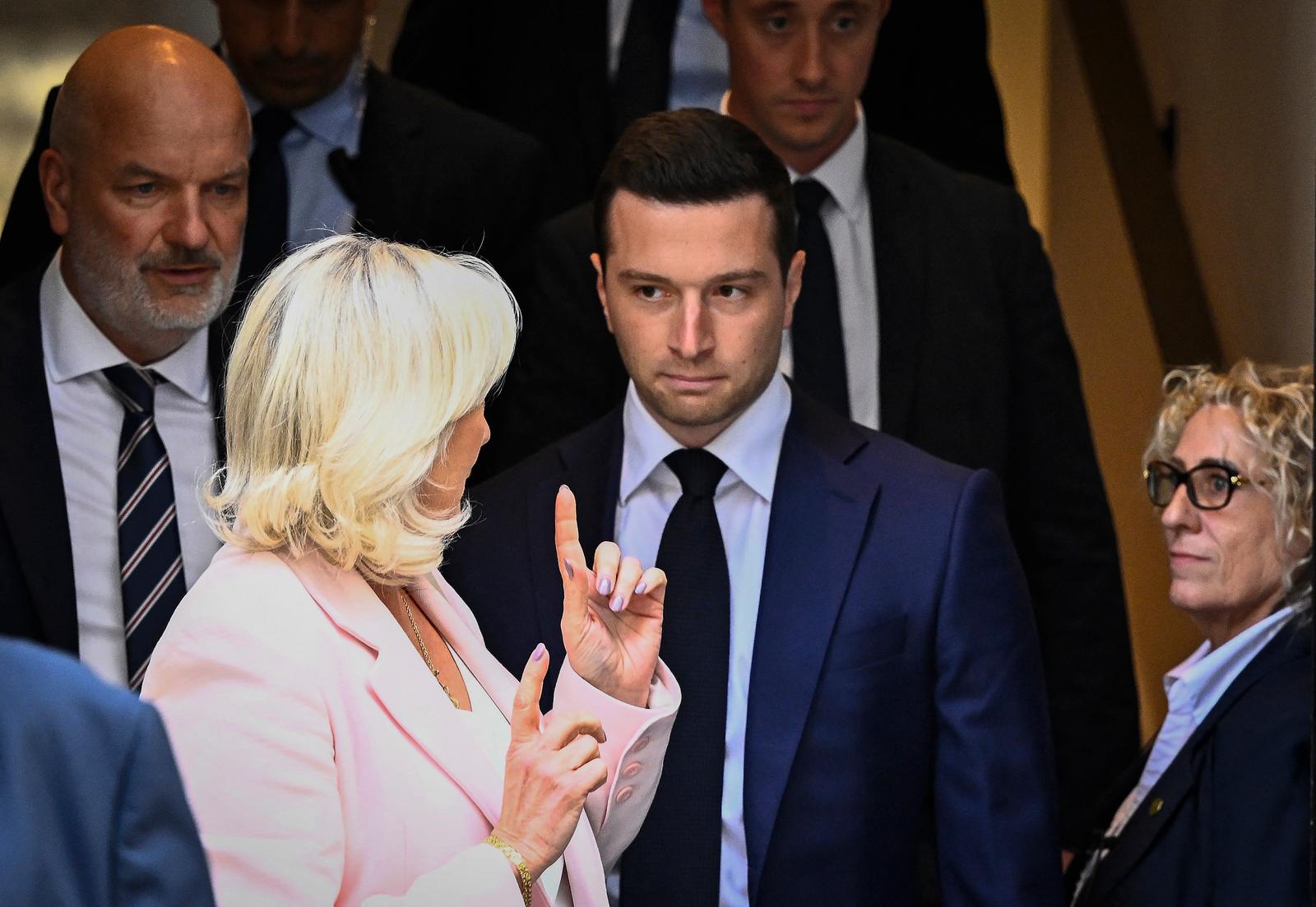Jordan Bardella et Marine Le Pen suite au verdict de la cour d'appel de Paris dans le procès d'anciens et actuels membres du RN accusés de détournement de fonds publics européens, le 7 juillet 2026.