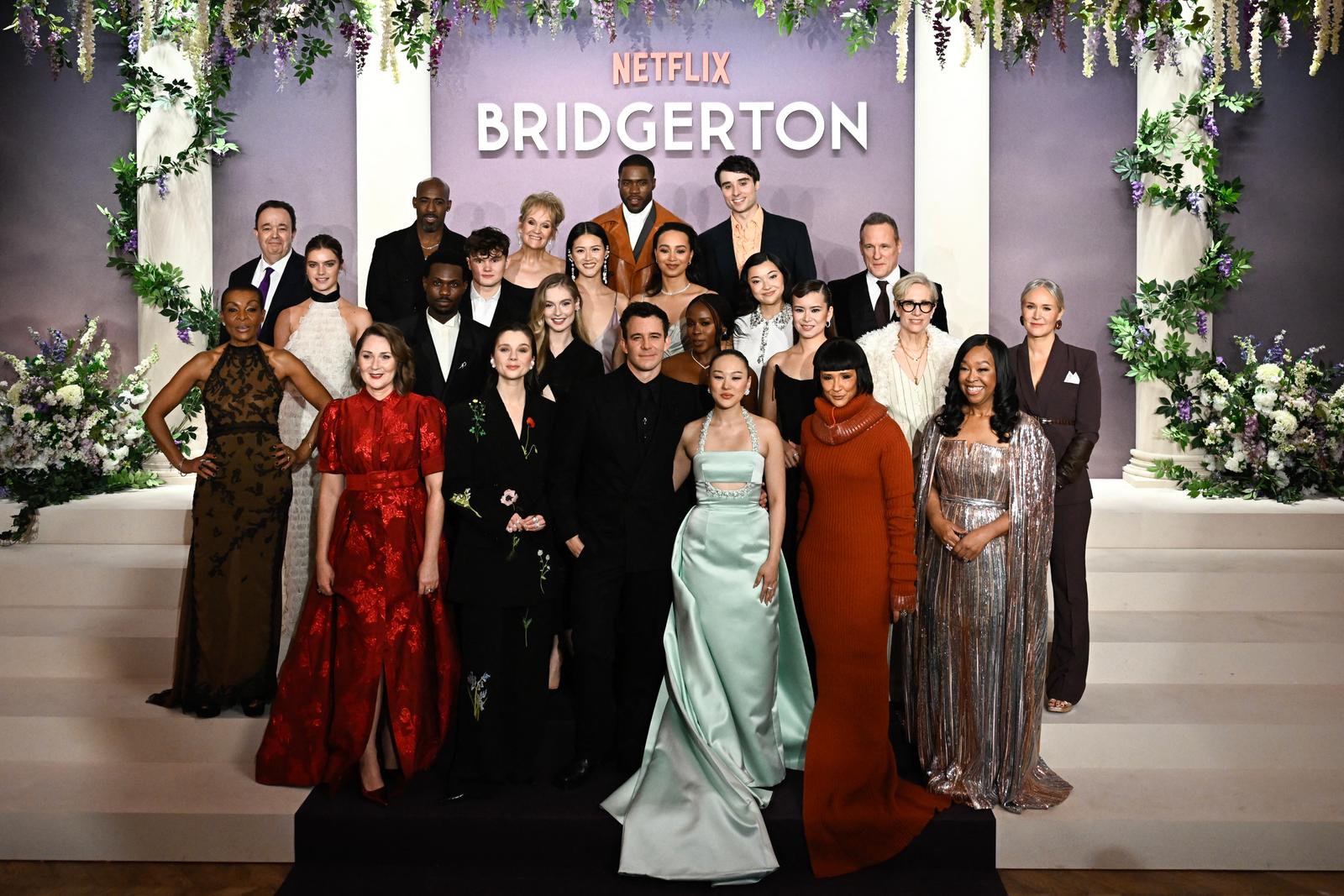 L'équipe de tournage de « Bridgerton Saison 4 » au Palais Brongniart à Paris, le 14 janvier 2026.