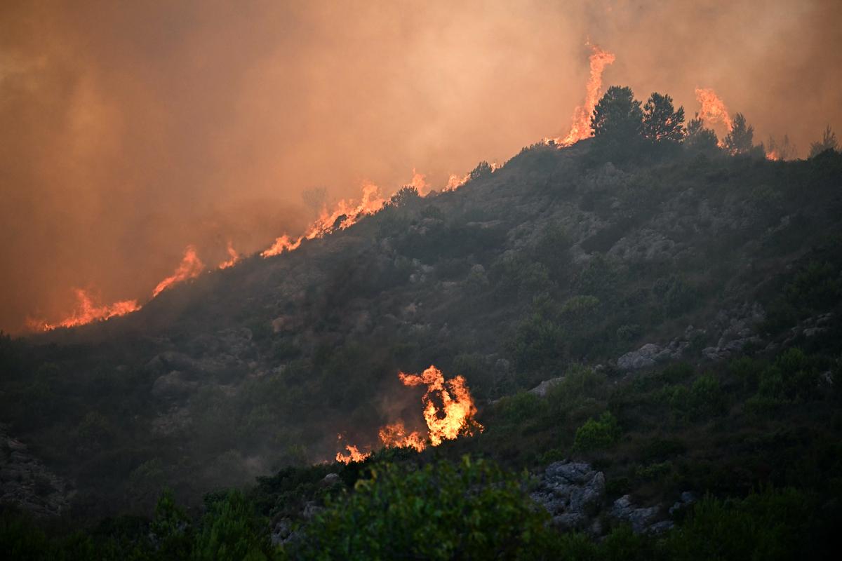 Une forêt est en proie aux flammes alors qu'un incendie fait rage près de Fontjoncouse, dans le sud-ouest de la France, le 6 août 2025.