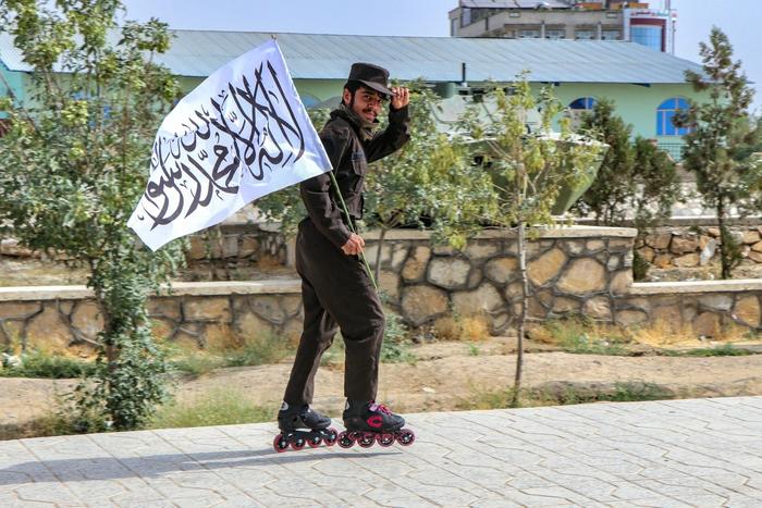 Un soldat taliban en rollers dans les rues de Kaboul : "Vous le voyez, nous ne sommes pas hostiles à tous les aspects de la modernité..."