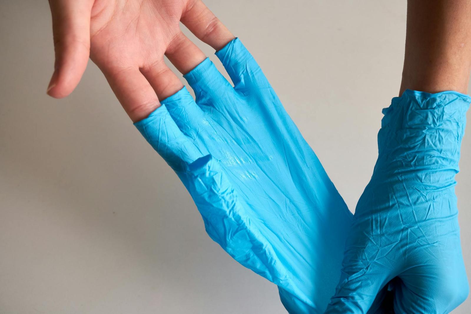 Les gants de laboratoire, dont l'utilisation est pourtant recommandée par la communauté scientifique, peuvent transférer des particules à la surface des échantillons