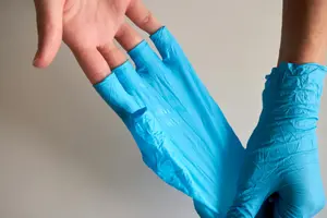 Les gants de laboratoire, dont l'utilisation est pourtant recommandée par la communauté scientifique, peuvent transférer des particules à la surface des échantillons