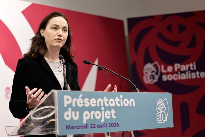 Chloé Ridel, coordinatrice du programme du Parti socialiste (PS) et eurodéputée, présente le projet politique du parti au siège du PS à Paris le 22 avril 2026. 