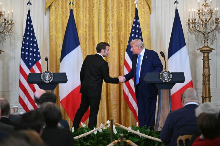 Donald Trump et le président français Emmanuel Macron tiennent une conférence de presse conjointe dans la salle Est de la Maison Blanche à Washington, le 24 février 2025.