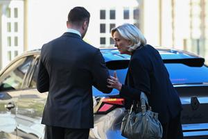 Jordan Bardella et Marine Le Pen : "Tu as pris tes antisèches pour l'interview ? Elles nous coûtent assez cher..."
