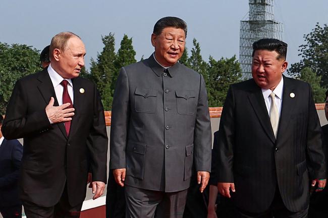 Les trois présidents Russes, Chinois et Nord-Coréen, Vladimir Poutine, Xi Jinping et Kim-Jong Un, réunis pour assister à un défilé militaire sur la place Tiananmen de Pékin, le 3 septembre 2025(Photo by Alexander KAZAKOV / POOL / AFP)