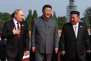 Les trois présidents Russes, Chinois et Nord-Coréen, Vladimir Poutine, Xi Jinping et Kim-Jong Un, réunis pour assister à un défilé militaire sur la place Tiananmen de Pékin, le 3 septembre 2025(Photo by Alexander KAZAKOV / POOL / AFP)