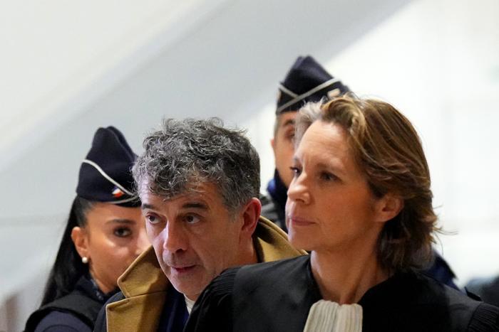 Stéphane Plaza arrive à son procès, accompagné de son avocate, à la cour criminelle de Paris, le 9 janvier 2025.