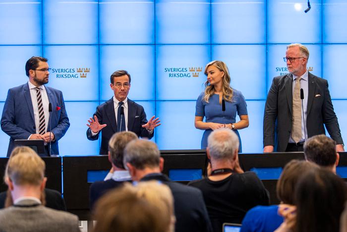 Jimmie Akesson, chef des Démocrates de Suède, Ulf Kristersson, chef du parti modéré, Ebba Busch, chef des Démocrates-chrétiens, et Johan Pehrson, chef du parti libéral, lors d'une conférence de presse sur la formation d'un gouvernement de coalition, en Suède, le 14 octobre 2022.