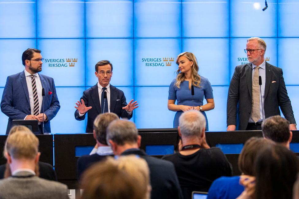 Jimmie Akesson, chef des Démocrates de Suède, Ulf Kristersson, chef du parti modéré, Ebba Busch, chef des Démocrates-chrétiens, et Johan Pehrson, chef du parti libéral, lors d'une conférence de presse sur la formation d'un gouvernement de coalition, en Suède, le 14 octobre 2022.