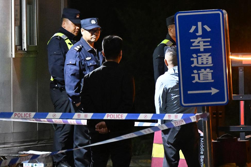 Des agents de sécurité montent la garde à l’entrée de la mine de charbon de Liushenyu après l’explosion survenue dans le district de Qinyuan, dans la province chinoise du Shanxi (nord), le 23 mai 2026. Une explosion de gaz dans cette mine a fait au moins 90 morts, selon les médias d’État, constituant la catastrophe minière la plus meurtrière en Chine depuis 17 ans.