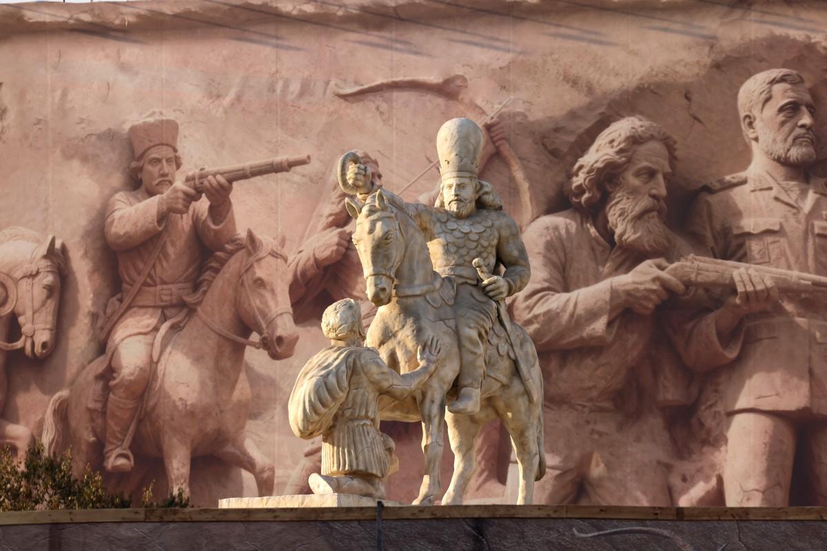 Vue générale d'un symbole d'obéissance : une statue représentant le roi sassanide Shapur Ier capturant l'empereur romain Valérien, lors de son inauguration sur la place Enghelab (place de la Révolution) à Téhéran, la capitale, le 11 novembre 2025. (Photo : ATTA KENARE / AFP)