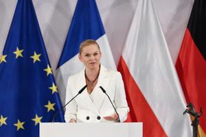 La ministre polonaise de l'Éducation, Barbara Nowacka, prend la parole à l'occasion de la remise du prix Westphalien pour la paix au président français, à l'hôtel de ville de Münster, dans l'ouest de l'Allemagne, le 28 mai 2024.