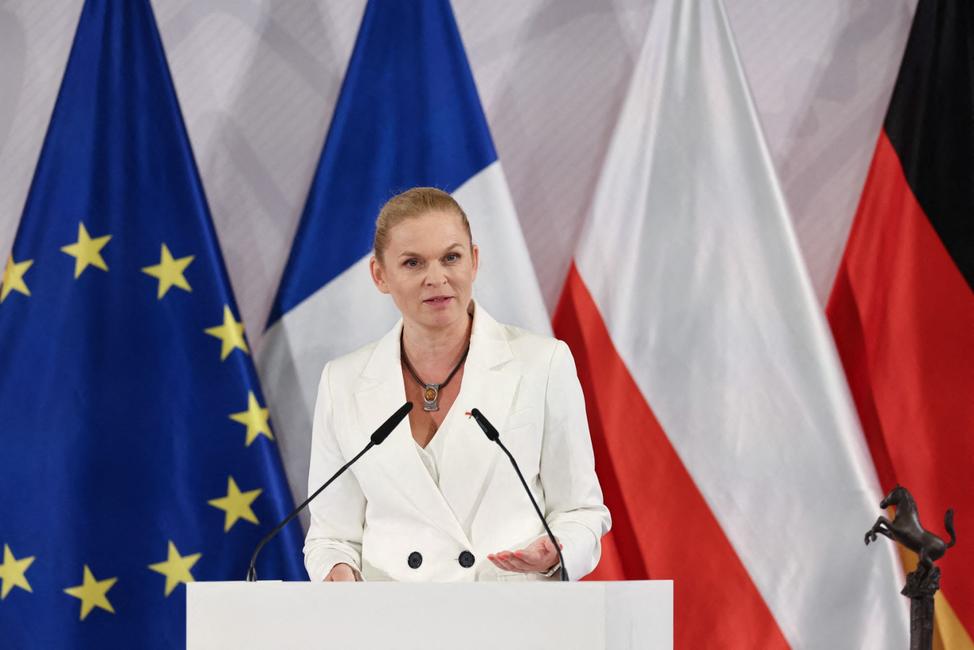 La ministre polonaise de l'Éducation, Barbara Nowacka, prend la parole à l'occasion de la remise du prix Westphalien pour la paix au président français, à l'hôtel de ville de Münster, dans l'ouest de l'Allemagne, le 28 mai 2024.