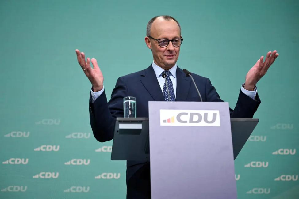 Friedrich Merz lors d'une conférence de presse à l'issue d'une réunion de la direction du parti CDU au siège du parti, à Berlin, le 24 février 2025.