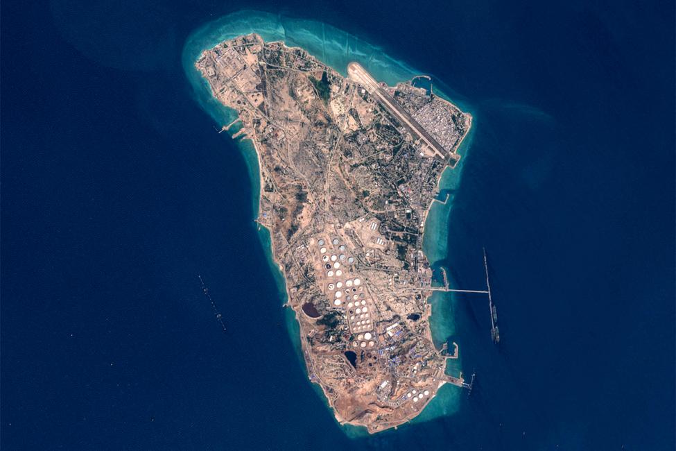 Une vue aérienne de l'île de Kharg, fournie par l'Agence spatiale européenne (ESA) et capturée par le satellite Copernicus Sentinel-2, le 17 mars 2026.