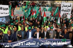 À Amman, la capitale jordanienne, des manifestants brandissent des drapeaux palestiniens ainsi que celui des Frères musulmans lors d'un rassemblement de soutien aux Palestiniens, le 27 janvier 2023.