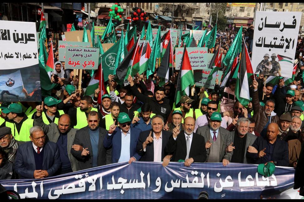 À Amman, la capitale jordanienne, des manifestants brandissent des drapeaux palestiniens ainsi que celui des Frères musulmans lors d'un rassemblement de soutien aux Palestiniens, le 27 janvier 2023.