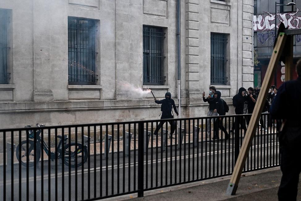 Un manifestant utilise un mortier pyrotechnique lors d'affrontements entre lycéens et forces de l'ordre devant le lycée Gustave Eiffel, en marge d'un blocus étudiant à Bordeaux, dans le sud-ouest de la France, le 5 octobre 2026.