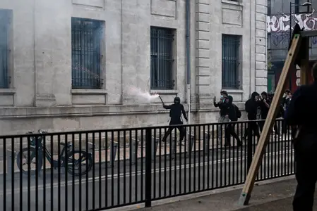 Un manifestant utilise un mortier pyrotechnique lors d'affrontements entre lycéens et forces de l'ordre devant le lycée Gustave Eiffel, en marge d'un blocus étudiant à Bordeaux, dans le sud-ouest de la France, le 5 octobre 2026.