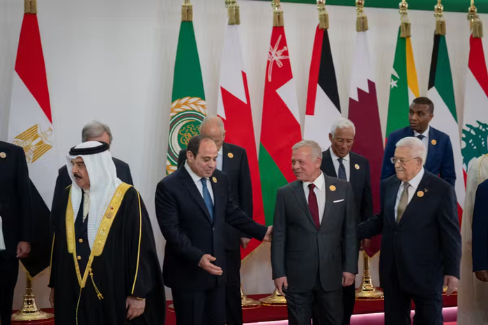 Les dirigeants arabes posent pour une photo de groupe lors d'un sommet d'urgence sur la reconstruction de Gaza au Caire.