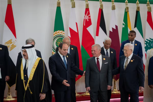 Les dirigeants arabes posent pour une photo de groupe lors d'un sommet d'urgence sur la reconstruction de Gaza au Caire.