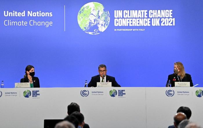 Le président britannique de la COP26, Alok Sharma, s'exprime lors d'une conférence de presse lors du sommet COP26 des Nations Unies sur le climat à Glasgow le 6 novembre 2021.