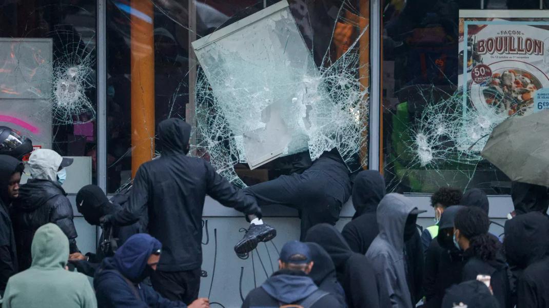 La vitrine d'un magasin, brisée par des casseurs, lors de la journée du 17 octobre à Paris.