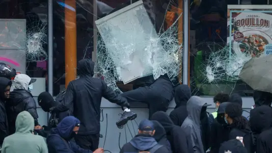 La vitrine d'un magasin, brisée par des casseurs, lors de la journée du 17 octobre à Paris.