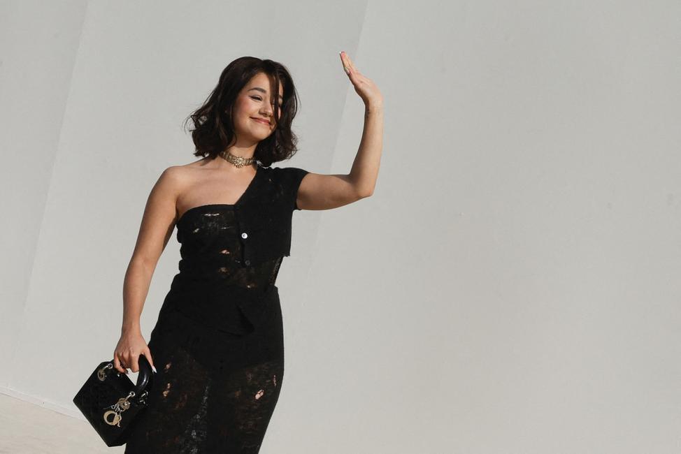 L'influenceuse française Lena Mahfouf, alias « Lena Situations », quitte le lieu du défilé de la collection prêt-à-porter féminin Automne-Hiver 2024/2025 de Christian Dior, dans le cadre de la Fashion Week de Paris, le 27 février 2024.