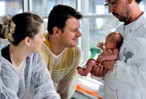 Un couple lors de la naissance de leur enfant.