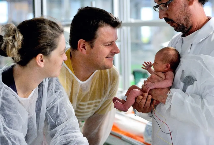 Un couple lors de la naissance de leur enfant.