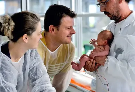 Un couple lors de la naissance de leur enfant.