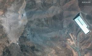 Cette image satellite fournie par Maxar Technologies et prise le 22 juin 2025 montre une vue rapprochée des cratères après les frappes américaines sur l'usine d'enrichissement de combustible de Fordow (FFEP) en Iran, au nord-est de la ville de Qom.