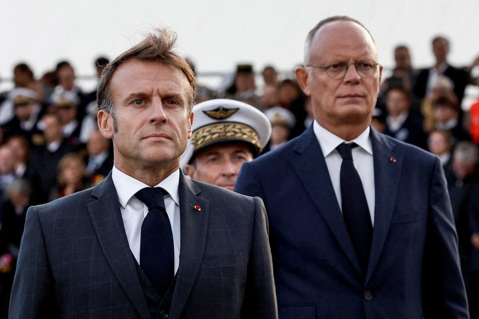 Emmanuel Macron et le maire du Havre, Édouard Philippe, assistent à une cérémonie commémorant le 80e anniversaire de la libération du Havre, le 12 septembre 2024.