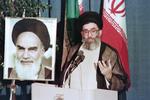 Une photo d'archive d'Ali Khamenei devant le portrait de Khomeini. 