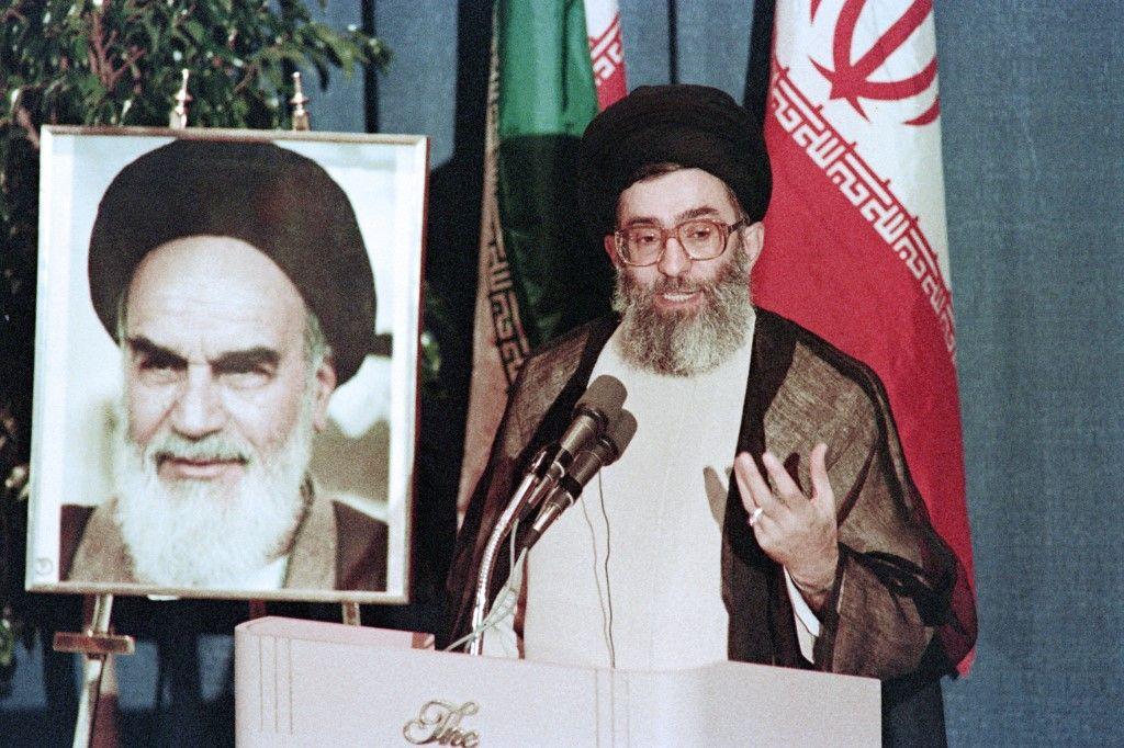 Une photo d'archive d'Ali Khamenei devant le portrait de Khomeini.