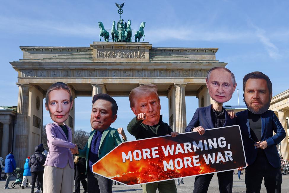 Des militants qui portent des masques d'Alice Weidel, d'Elon Musk, du président américain Donald Trump, de Vladimir Poutine et le vice-président américain JD Vance lors d'une manifestation devant la porte de Brandebourg à Berlin, le 20 février 2025.