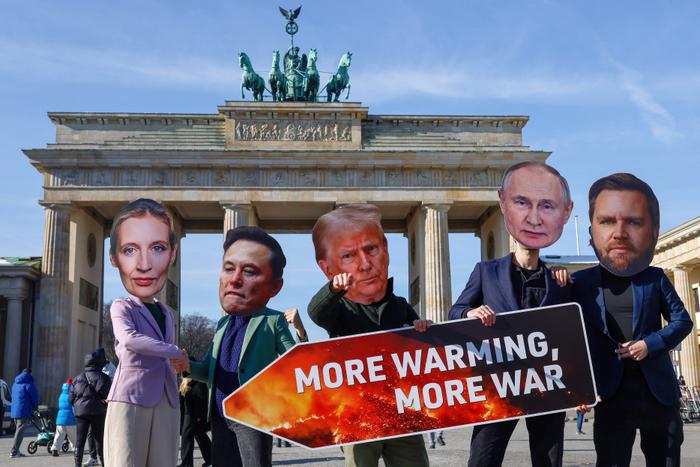 Des militants qui portent des masques d'Alice Weidel, d'Elon Musk, du président américain Donald Trump, de Vladimir Poutine et le vice-président américain JD Vance lors d'une manifestation devant la porte de Brandebourg à Berlin, le 20 février 2025.
