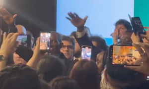 Le maire sortant de Saint-Denis Matthieu Hanotin, ici derrière Bally Bagayoko, entouré par une foule hostile à sa sortie de la mairie